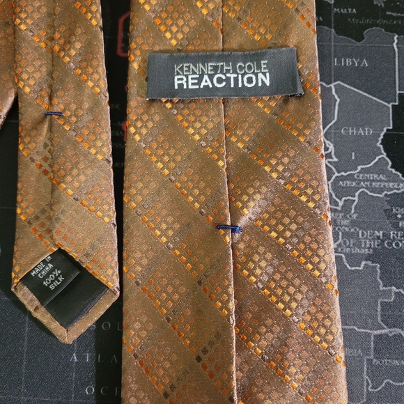 Kenneth Cole Reaction Brown Silk Tie - Picture 1 of 3